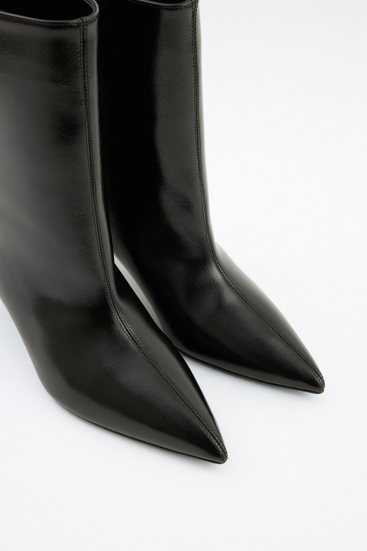 Mescini black pointed toe ankle boots, side view of the curved heel, US size guide