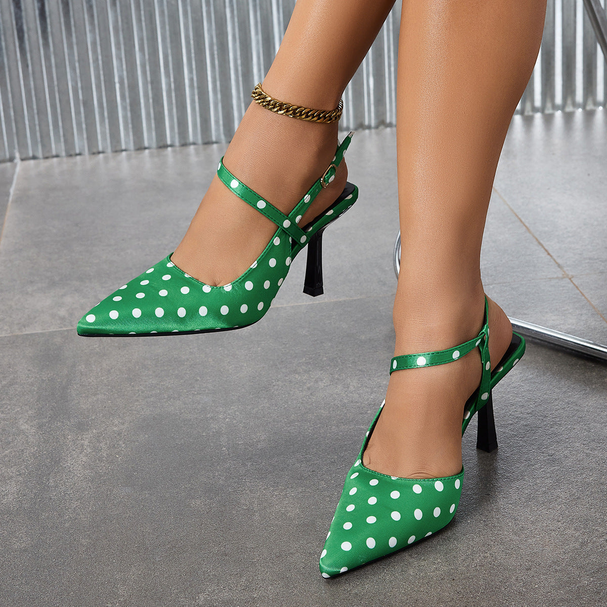 Mescini – Green polka dot pointed toe slingbacks worn as a pair, US women's sizes