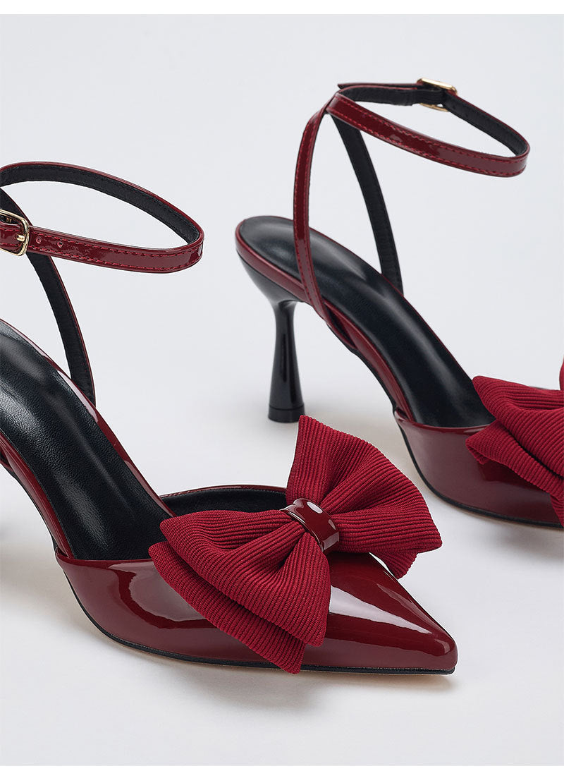 Mescini – Burgundy bow pumps, close view of the bow on the toe, US women's sizes