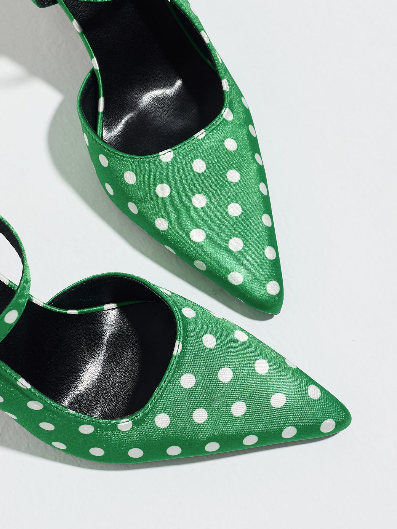 Mescini green polka dot slingback heels, close view of the two pointed toes, US women's sizes