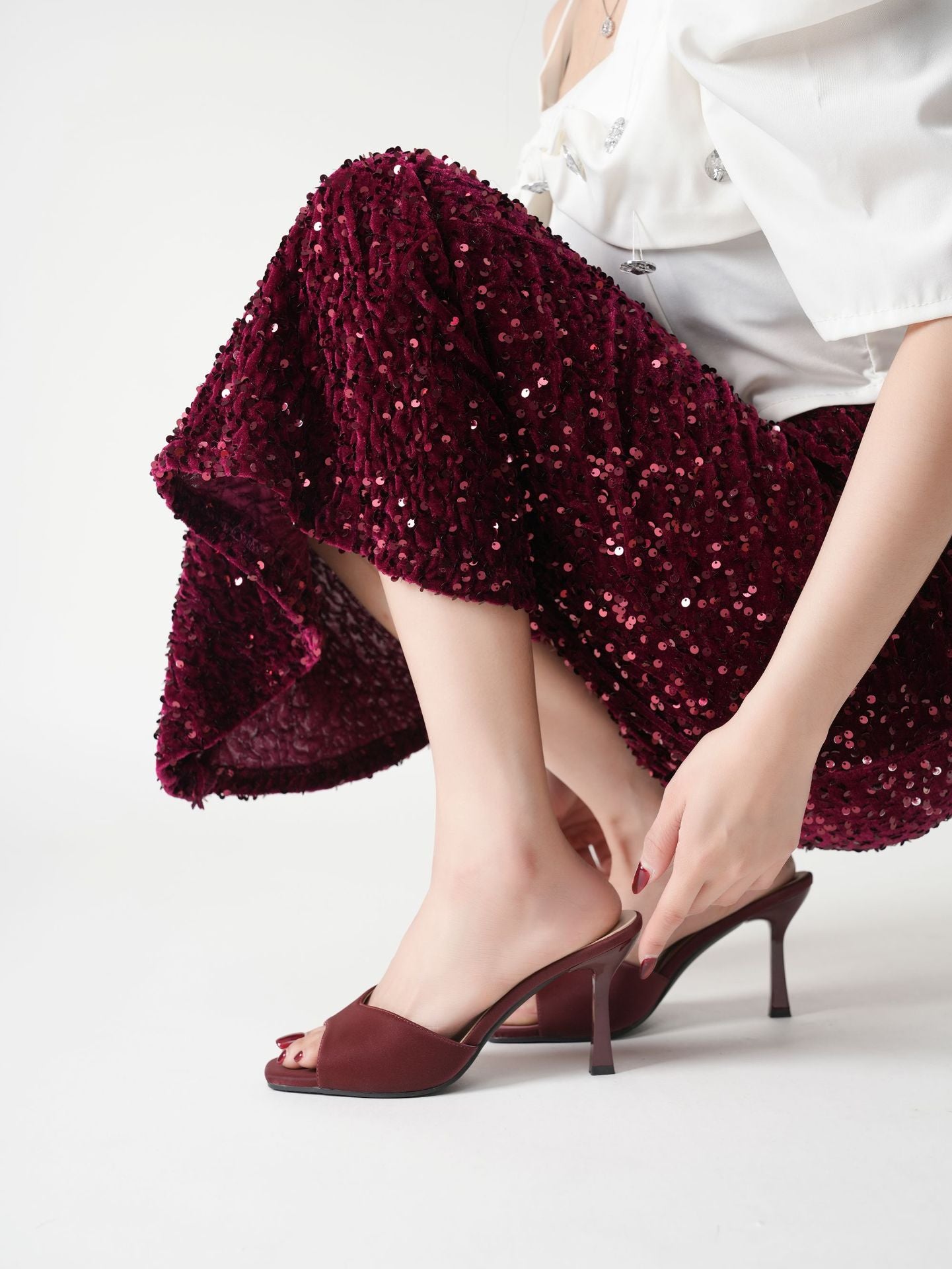 Mescini burgundy wide band square toe mules, model bending to adjust the shoe, US women's sizes