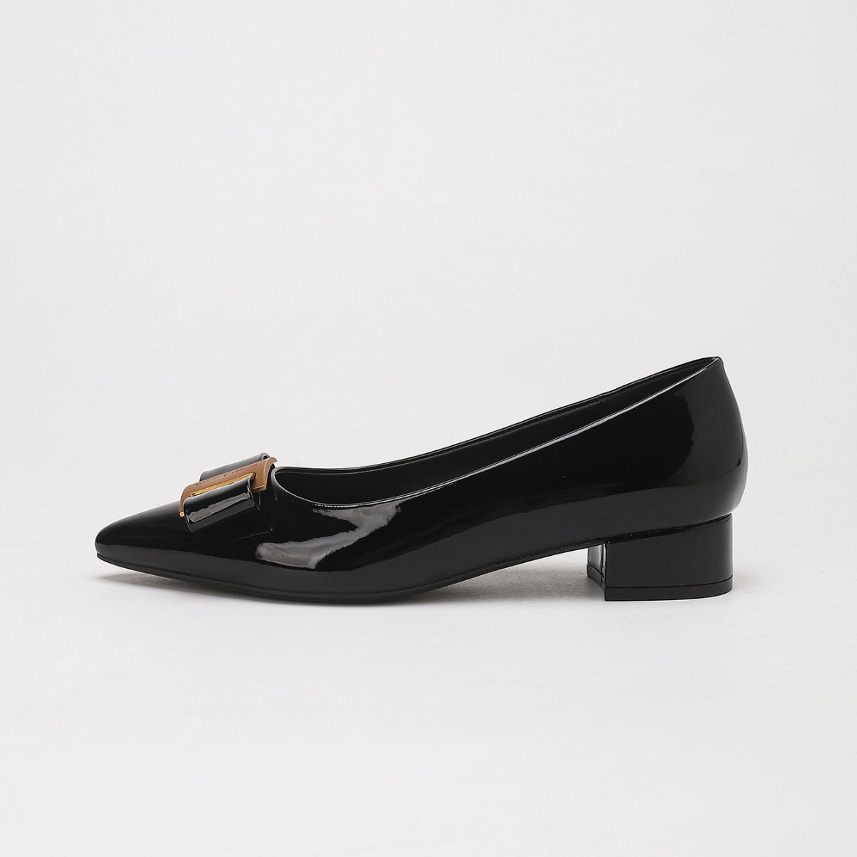 Mescini – black bow pump in side profile with the gold plate detail, US women's sizes shown